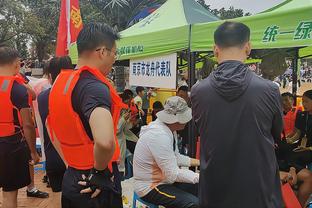 太阳报：滕哈赫被拍到新年前夜带妻子去高档餐厅用餐，与路人闲聊